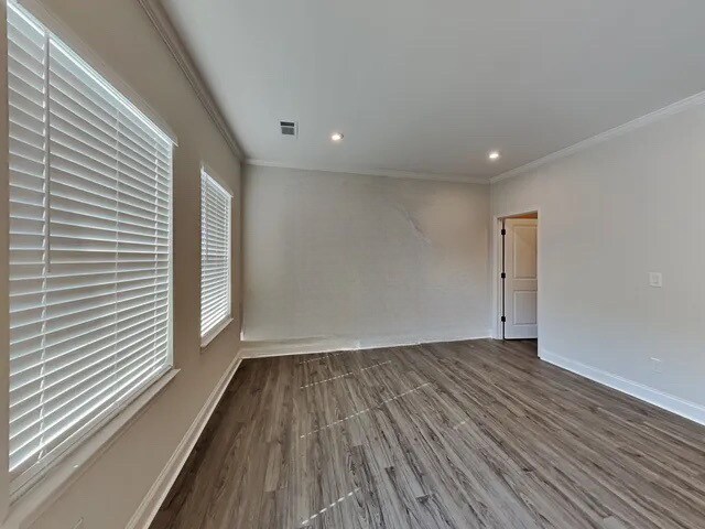 Espacio flexible de nivel de entrada con 1/2 baño - 2643 Creekside Dr NW