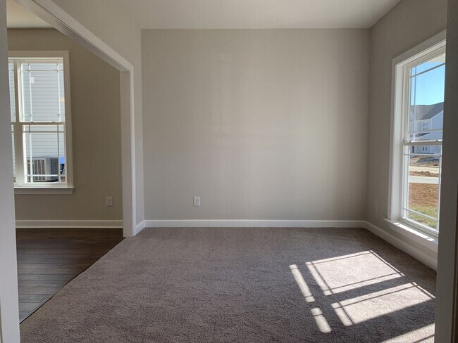 Foto del edificio - 4 Bed, 3 Bath Home w/ 2 Car Garage and Fen...