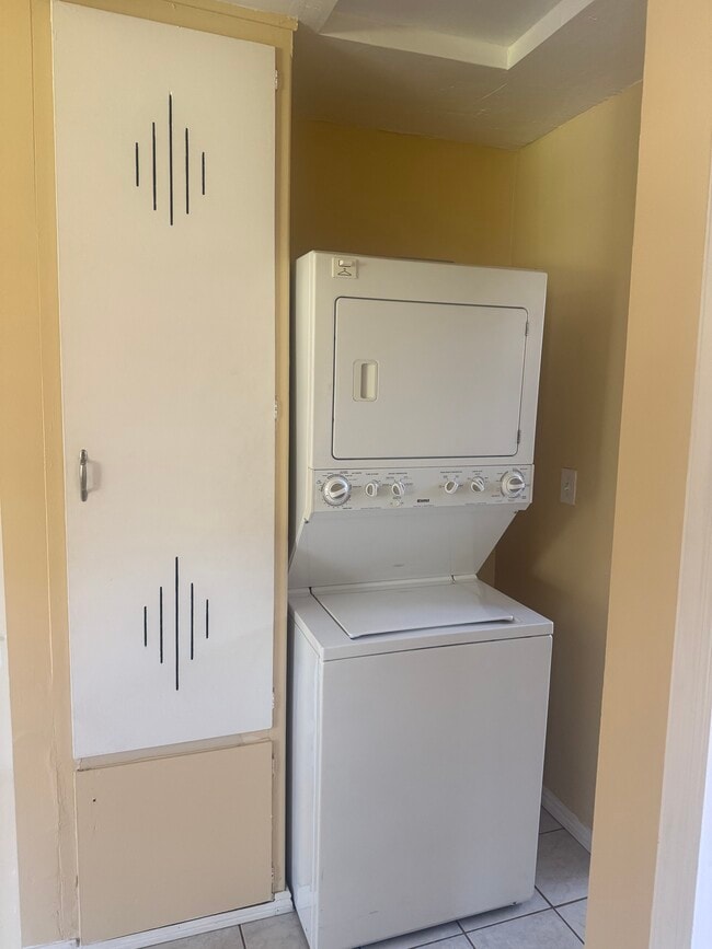 Building Photo - 2608 Manhattan Ave