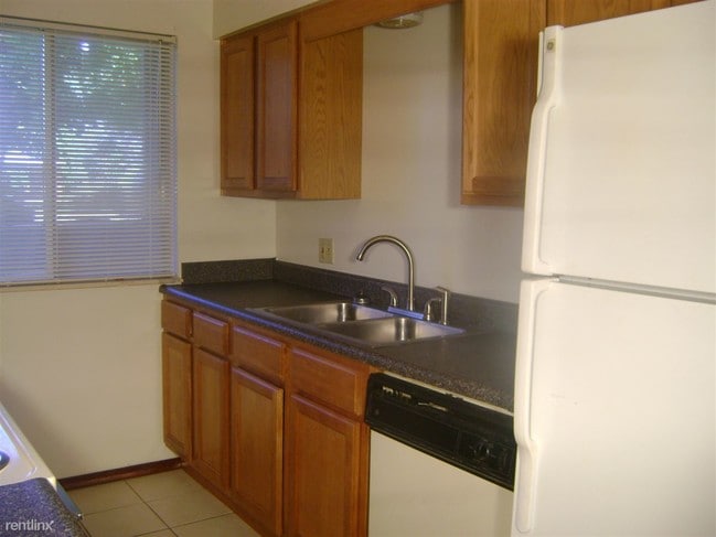 Building Photo - 3715 Sandhurst Dr