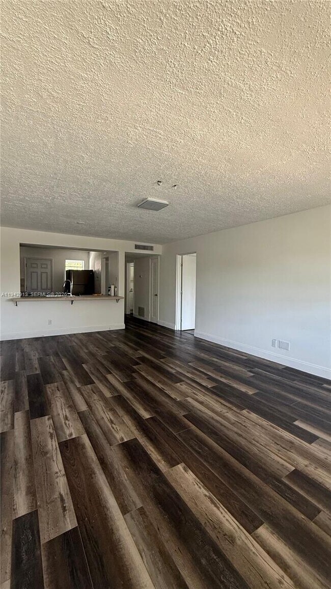 Foto del edificio - 1400 NE 191st St