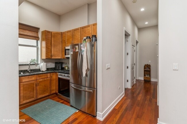 Building Photo - 902 N Elston Ave