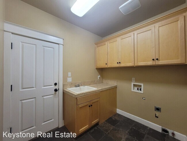 Building Photo - 3 br, 2.5 bath House - 520 Honeysuckle Lane