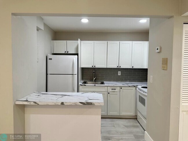 Foto del edificio - 4265 NW S Tamiami Canal Dr