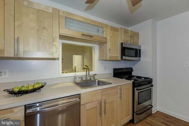 Building Photo - LARGE SUNNY 2 BEDROOM, 1 BATHROOM WITH ROO...