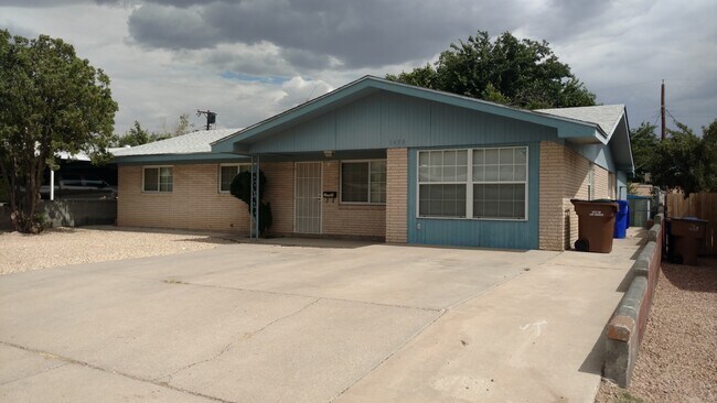 Foto del edificio - 4/2 Home with a backyard!