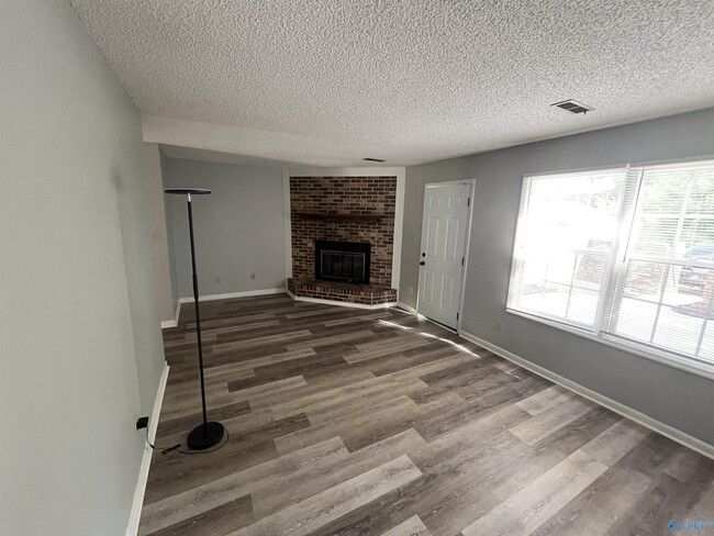 Building Photo - 317 Chateau Dr SW