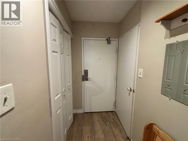 Building Photo - 975 Warwick Ct
