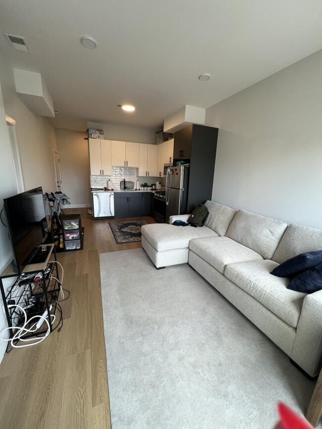 Building Photo - 1 bedroom in Chicago IL 60657