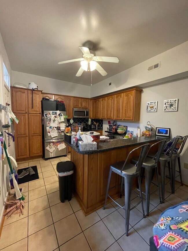 Building Photo - Spacious and Bright 3 Bed 2.5 Bath in Chur...