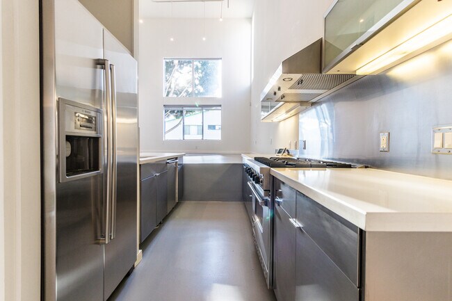 Foto del edificio - 1040 N Curson Ave