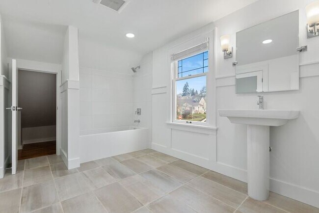 Foto del edificio - Classic Belvidere Craftsman w/ Air Conditi...