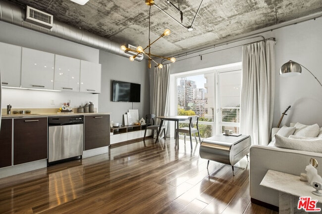 Building Photo - 645 W 9th St