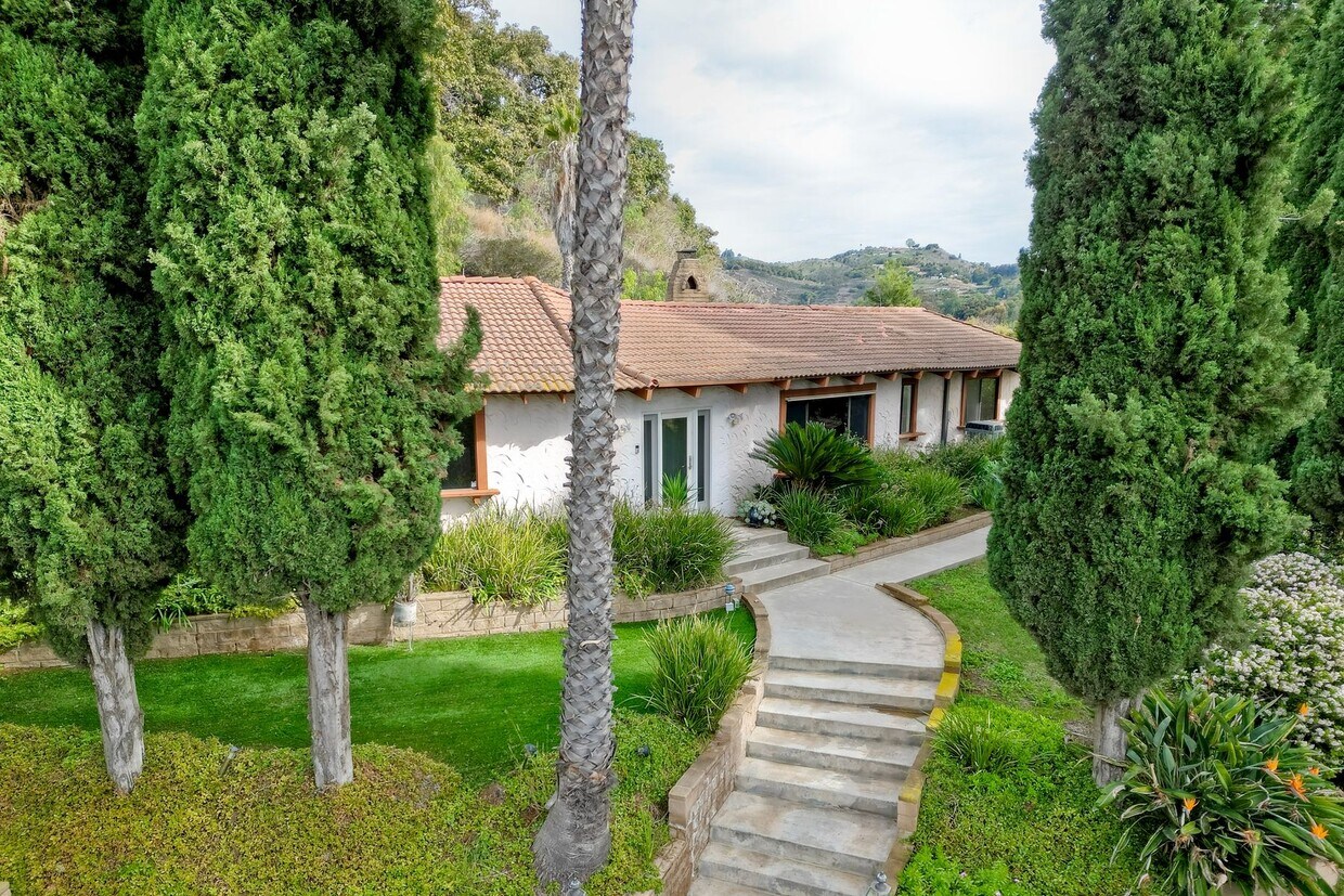 Primary Photo - 29811 Disney Ln