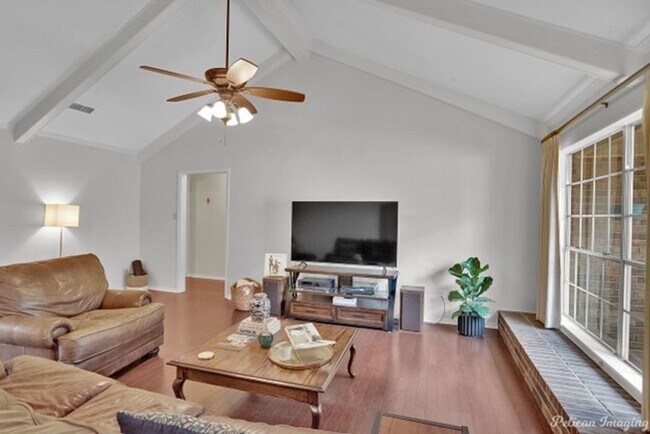 Building Photo - UNIVERSITY TERRACE -4 BEDROOM 2 BATH AVAIL...
