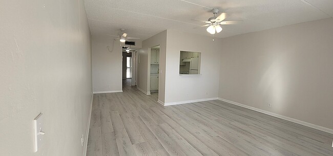 Foto del edificio - 300 Village Green Cir S