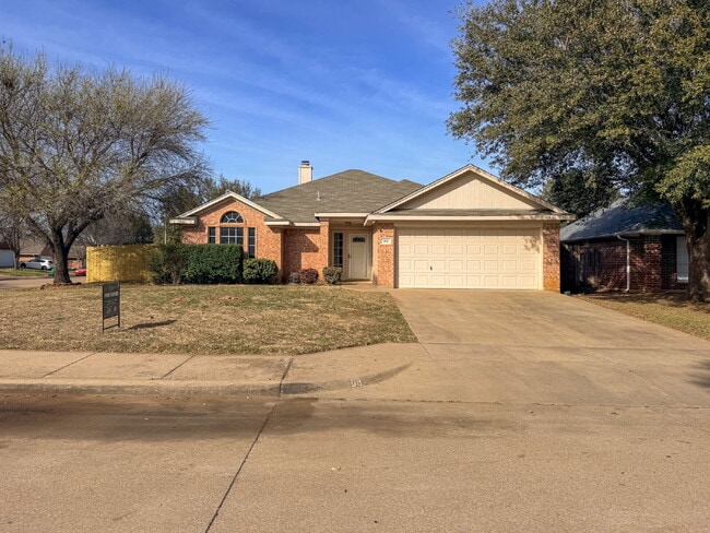 Building Photo - 3 Bedroom, 2 Bath Home in Crowley on Corner Lot