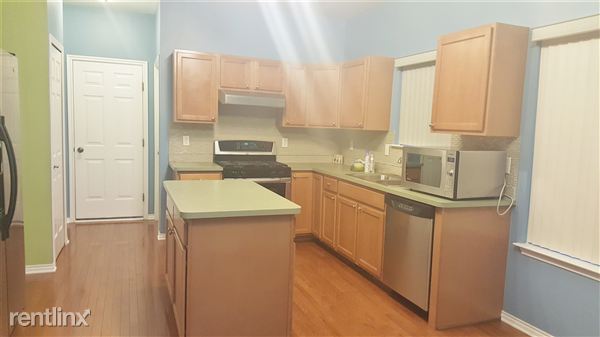 Building Photo - 1807 Maple Park Dr E