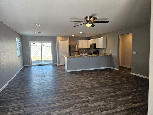 Building Photo - SHORT TERM /FREE RENT CALL FOR DETAILS