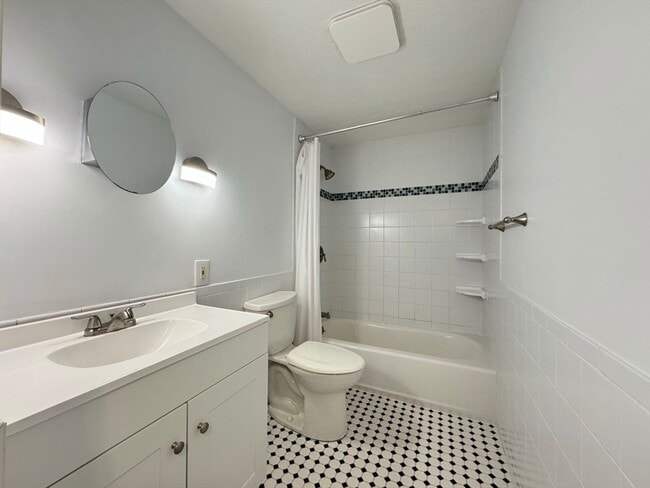Building Photo - 36 Greentree Ln