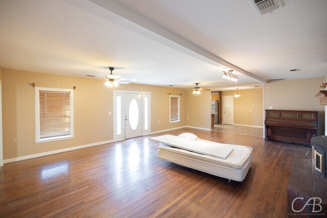 Foto del edificio - For Lease