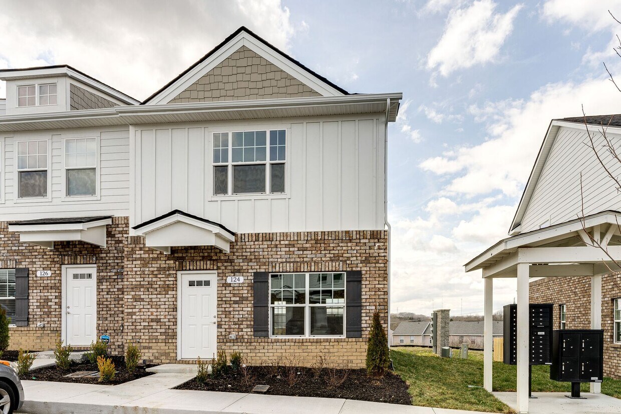 Primary Photo - Newer Construction Townhome in Goodlettsvi...