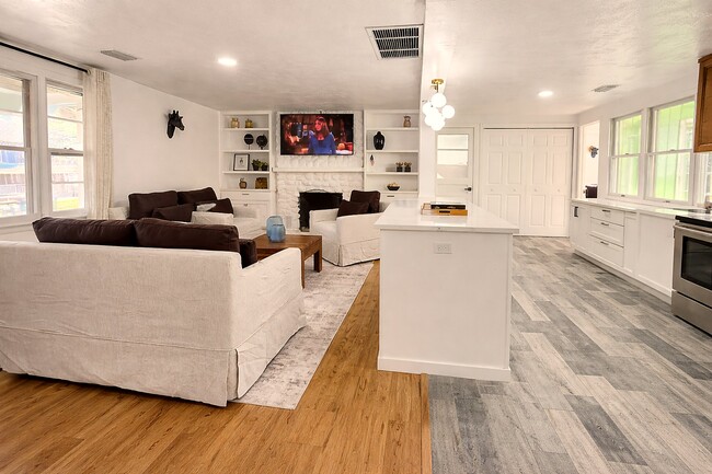 Foto del edificio - 553 W Center St