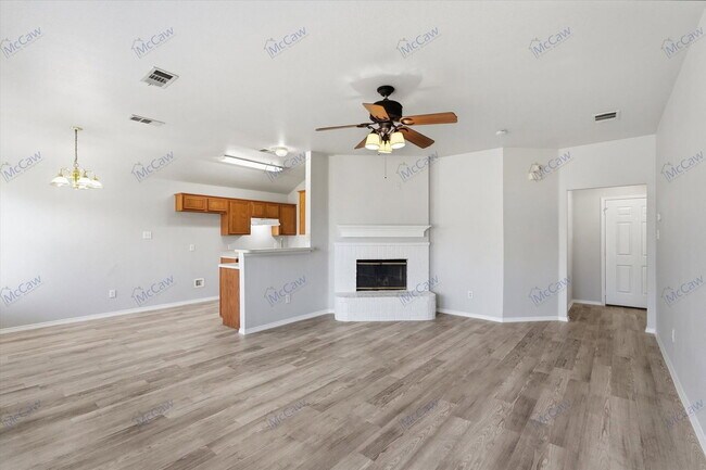 Foto del edificio - 412 Pin Oak Ln