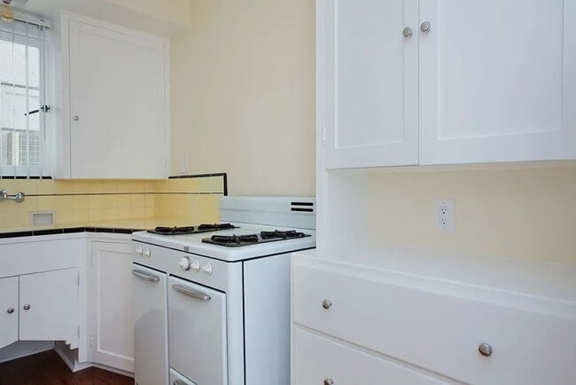 Building Photo - 2001 Linda Rosa Ct