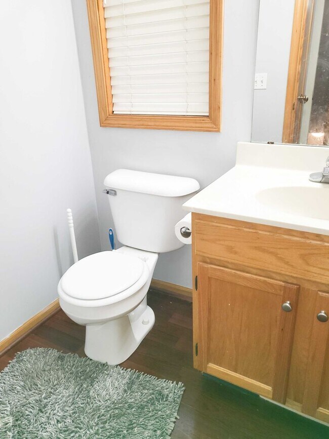 Building Photo - 3 bed 2.5 bath