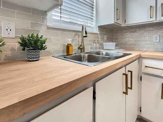 Foto del edificio - 216 Pinecrest Pl