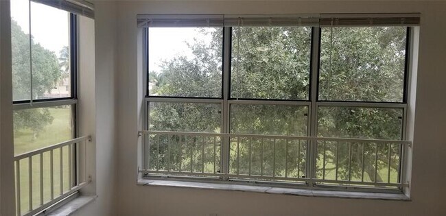 Foto del edificio - 3450 Pinewalk Dr N