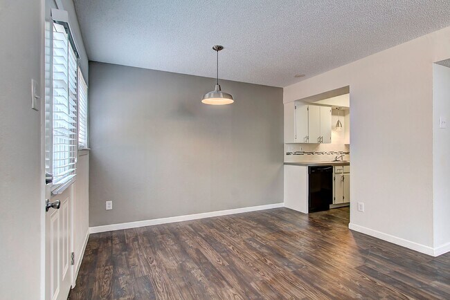 Building Photo - 1906 Hearthstone #103