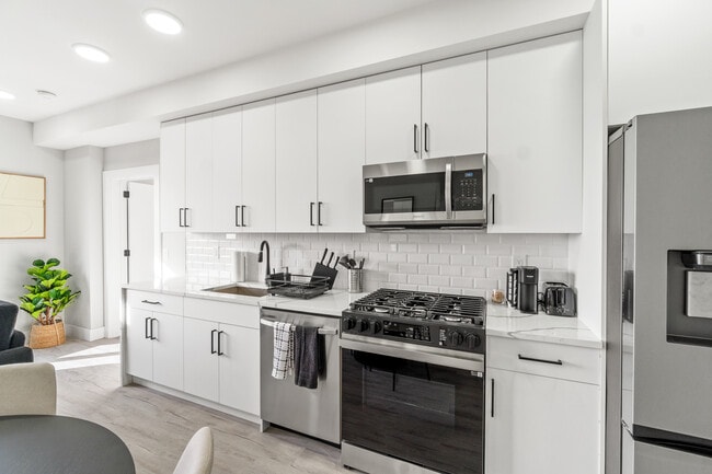 Kitchen - 80 Romaine Ave