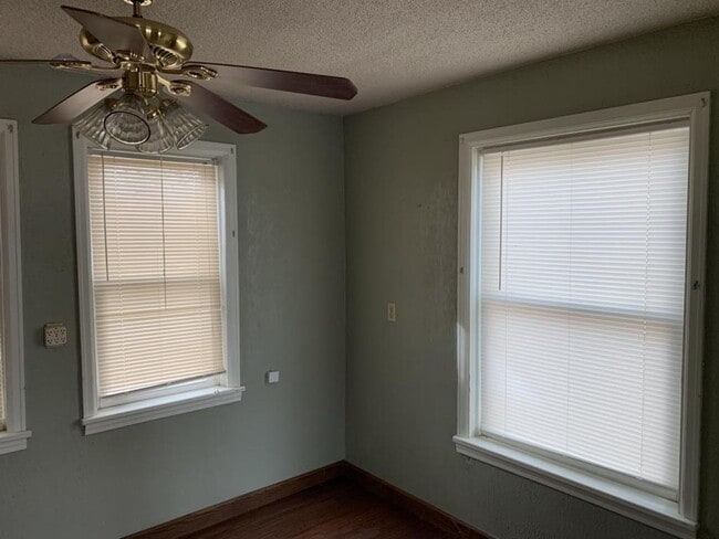 Building Photo - 1909 E Randolph Ave