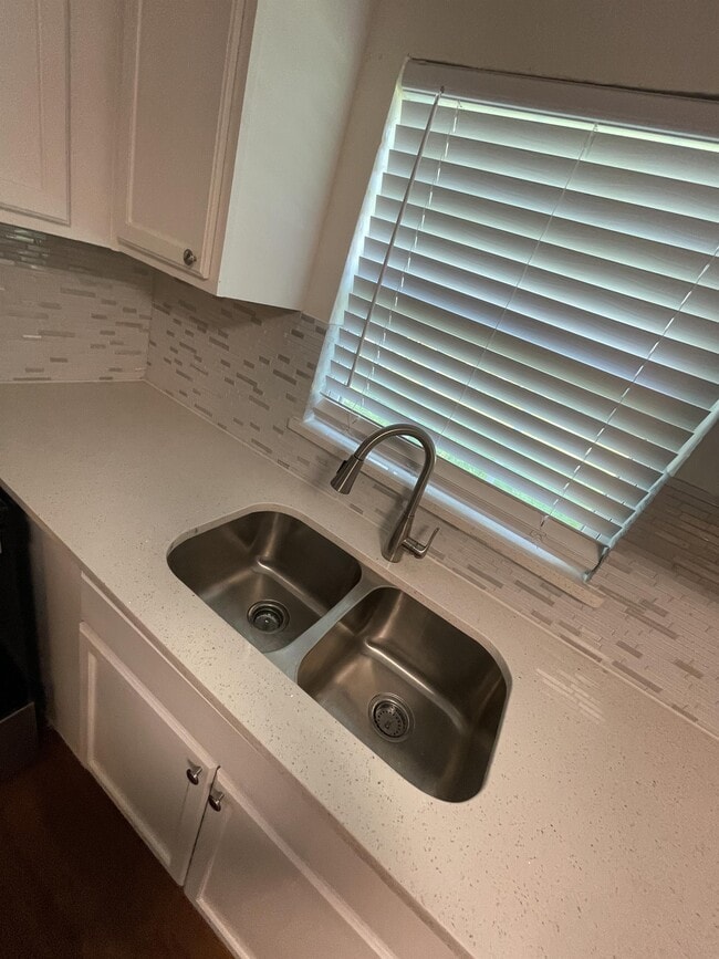 Building Photo - 108 Shaw St