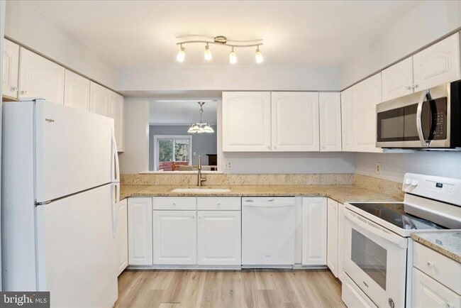 Building Photo - 6105 Castletown Way