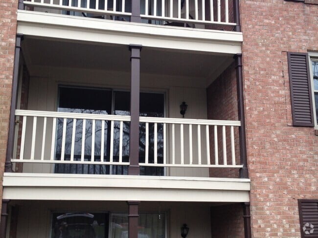 Building Photo - 991 Manor Ln