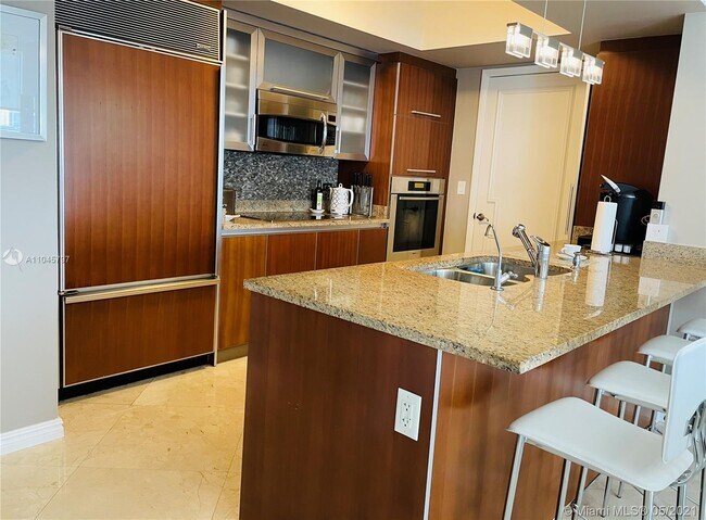 Building Photo - 17201 Collins Ave