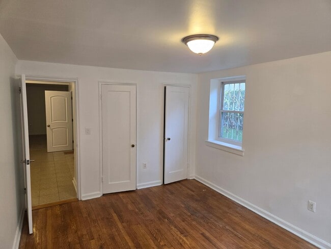 Building Photo - 828 Waring Ave