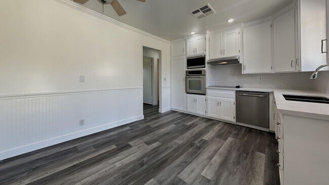 Foto del edificio - Beautiful Renovated 4 Bedroom 2 Bath Home ...