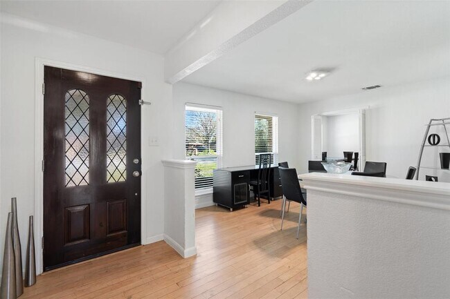 Foto del edificio - 6906 One Oak Rd