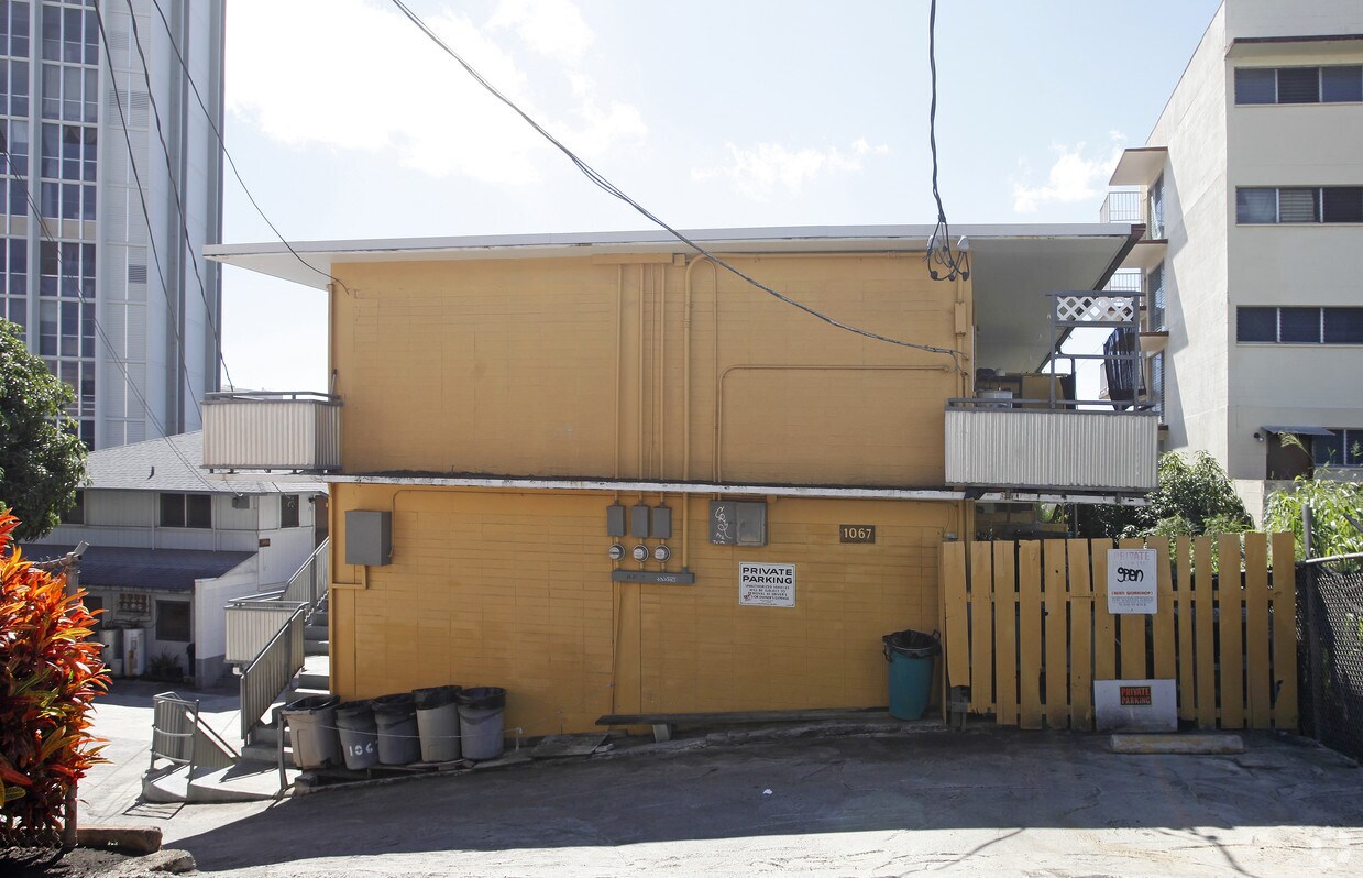 Building Photo - 1067 Green St