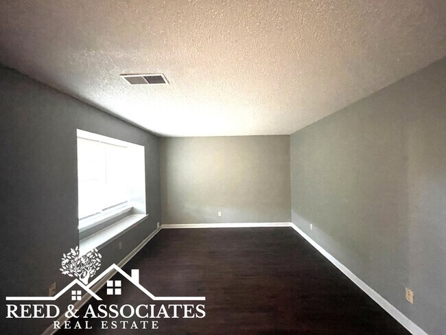 Foto del edificio - JUST REDUCED ~ LABOR DAY MOVE IN SPECIAL