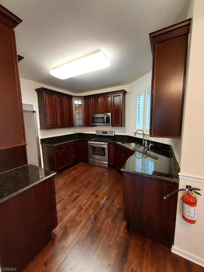 Building Photo - 200 Winding Hill Dr
