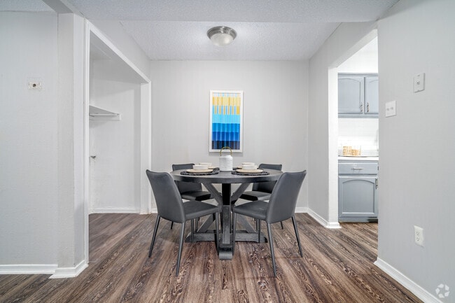 2BR, 2BA - 910SF - Dining Room - Allure