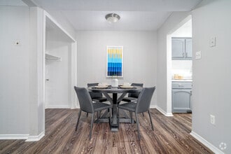 2BR, 2BA - 910SF - Dining Room - Allure