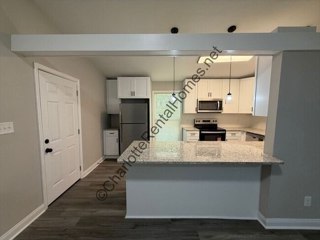 Building Photo - Beautifully Updated 3BR/2BA Home with Garage in Charlotte!