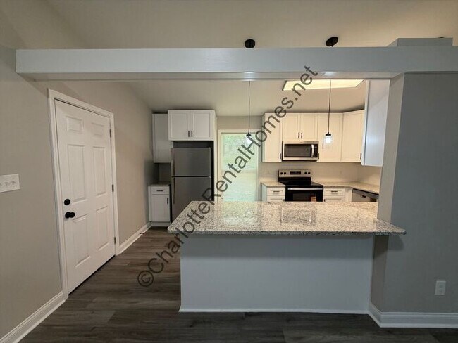 Foto del edificio - Beautifully Updated 3BR/2BA Home with Garage in Charlotte!