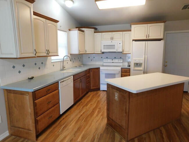 Building Photo - Cute Three Bedroom House